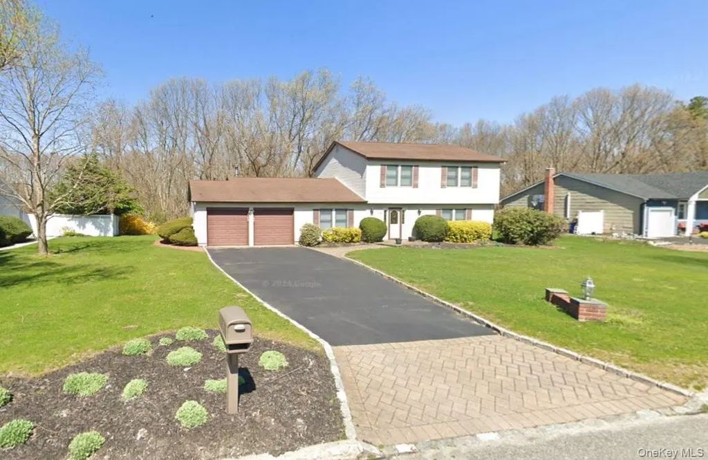 15 Stonehurst Lane, Dix Hills