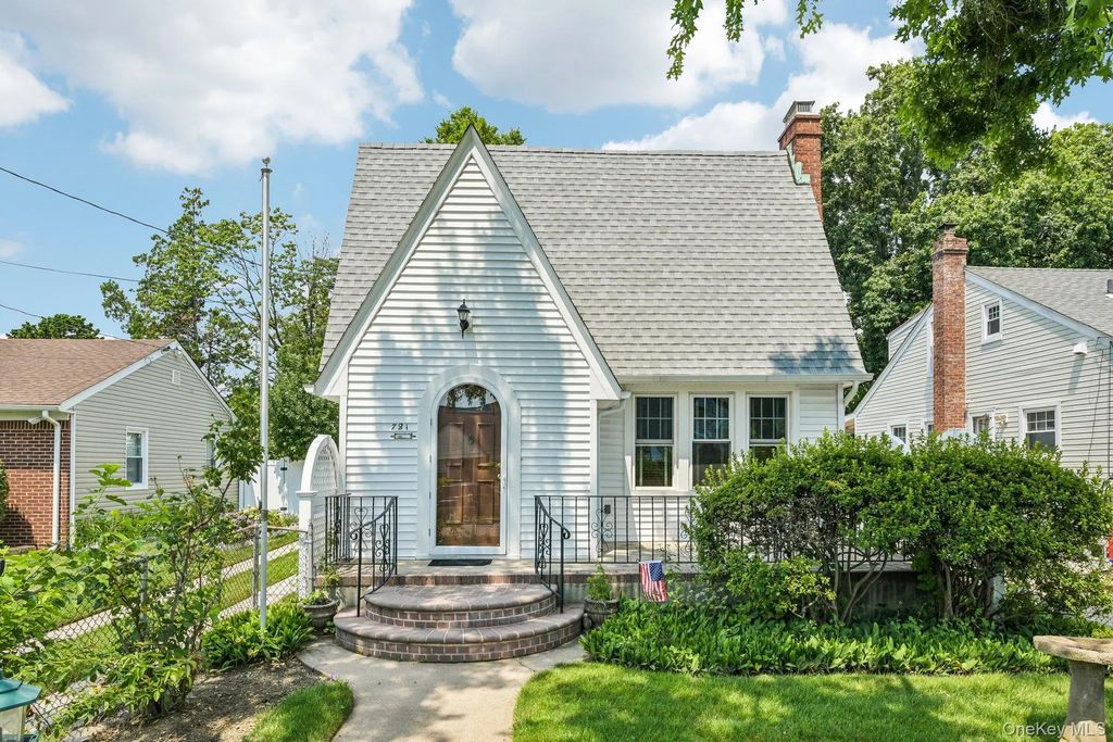 781 Grand Terrace Avenue, Baldwin