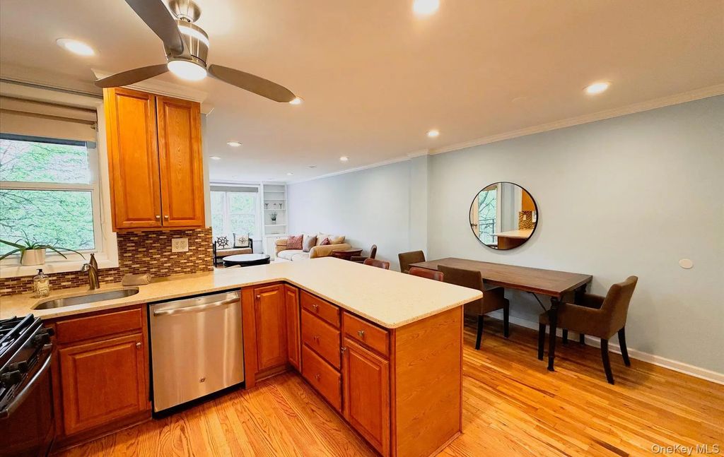 42-30 Douglaston Parkway # 5l, Douglaston
