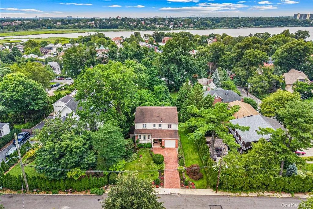 3850 Hillcrest Avenue, Douglaston