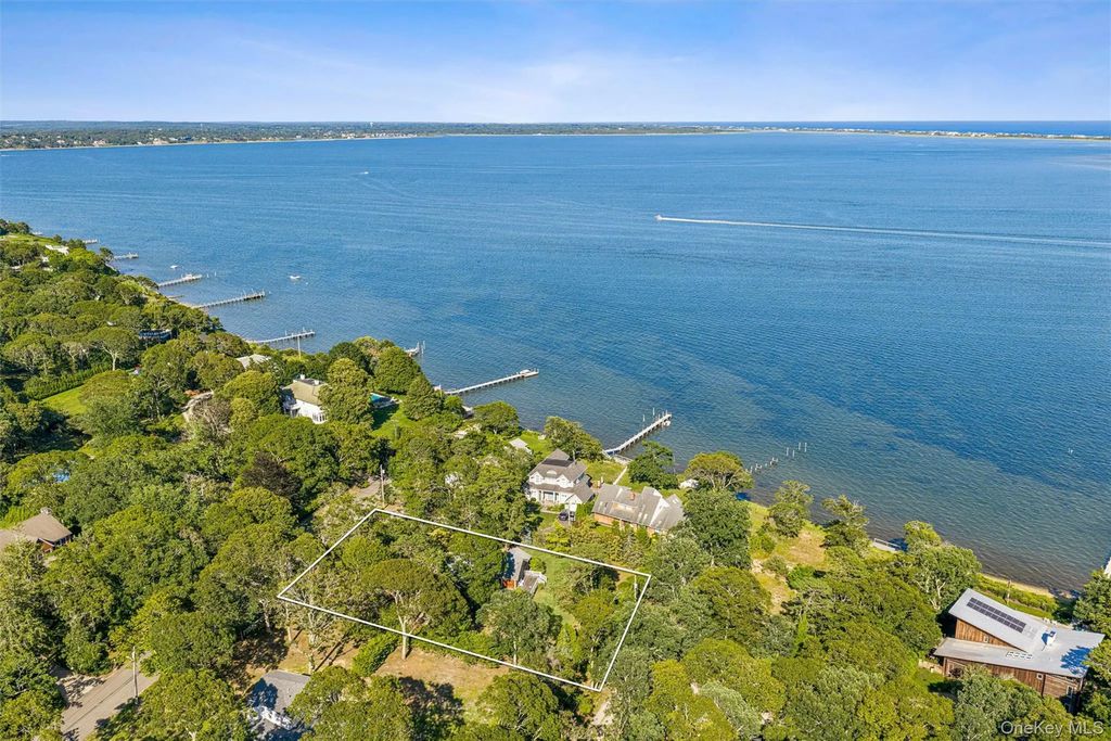 172 Bay Avenue E, Hampton Bays
