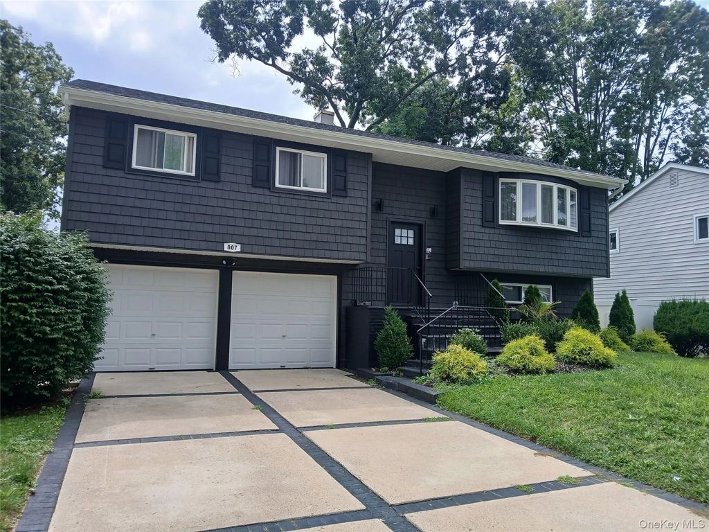 807 Iris Place, West Hempstead