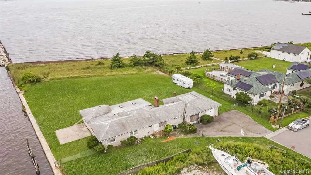 84 Sunset Lane, Patchogue