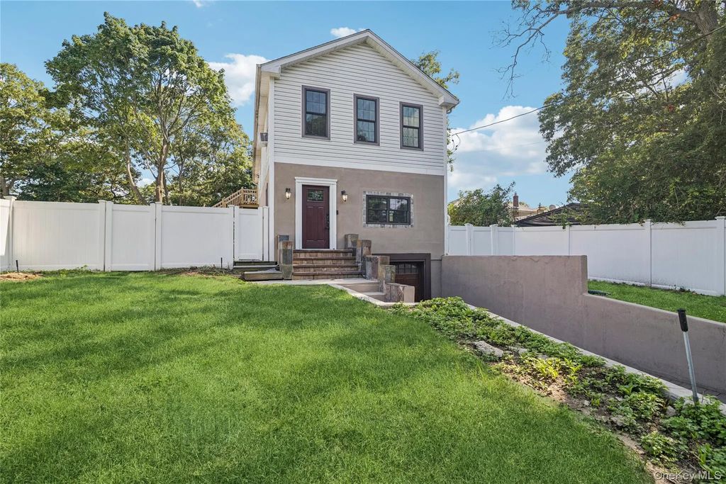 44 Ridgedale Avenue, Farmingville