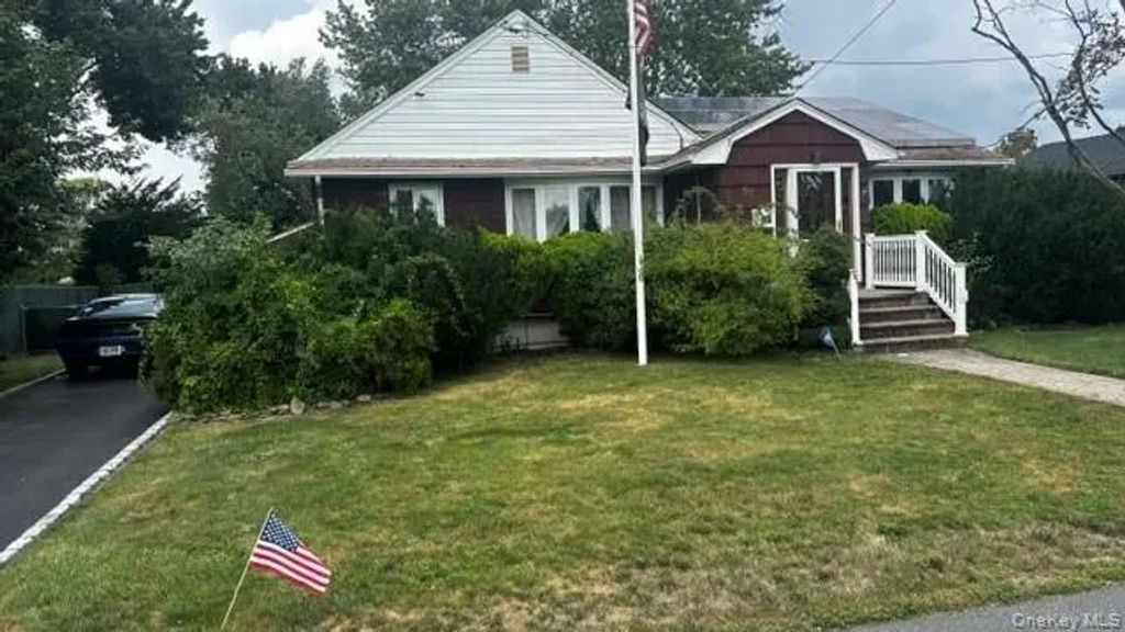 59 Farmers Avenue, Lindenhurst