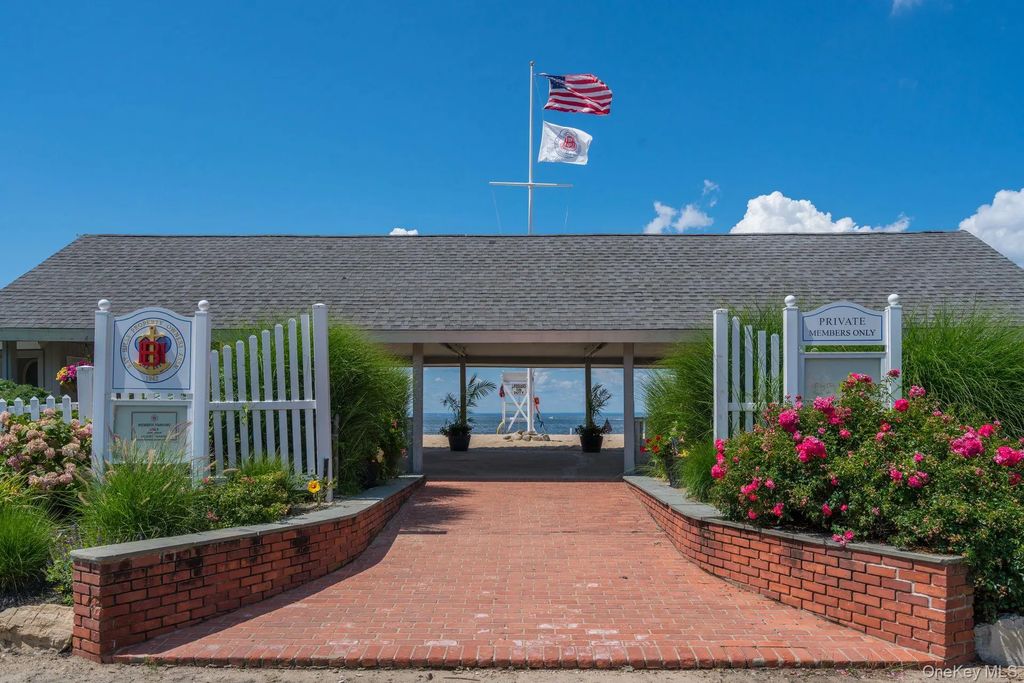 Bay Drive West, Huntington Bay
