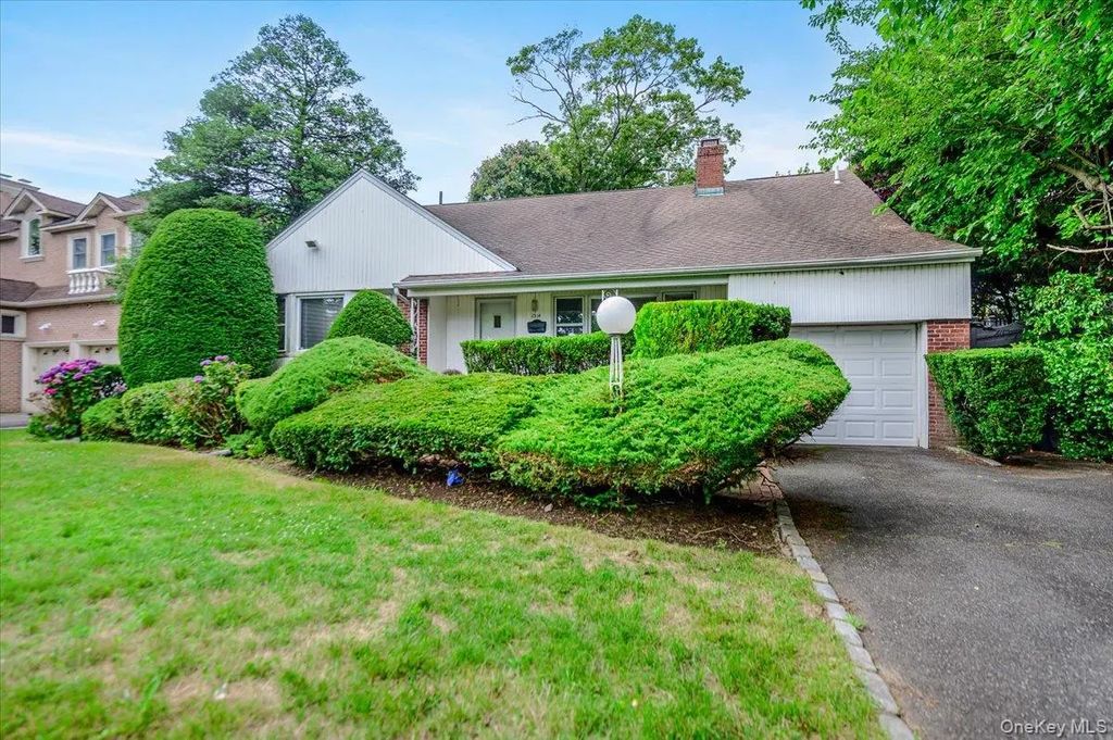 2514 Lindenmere Drive, Merrick