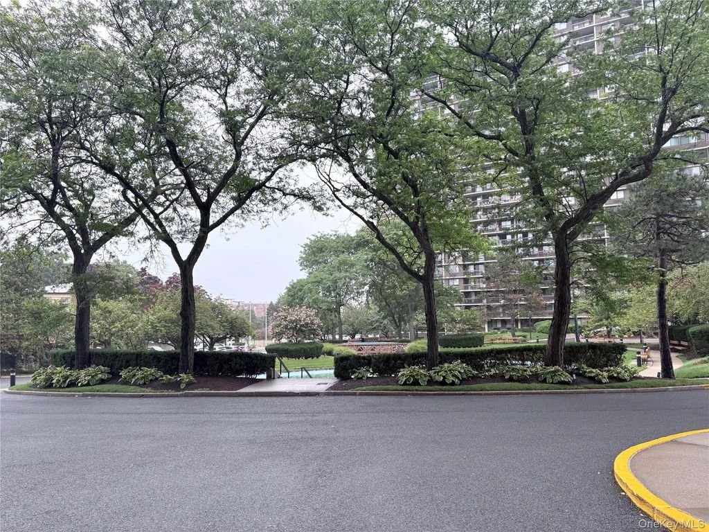 1 Bay Club Drive # 18l, Bayside