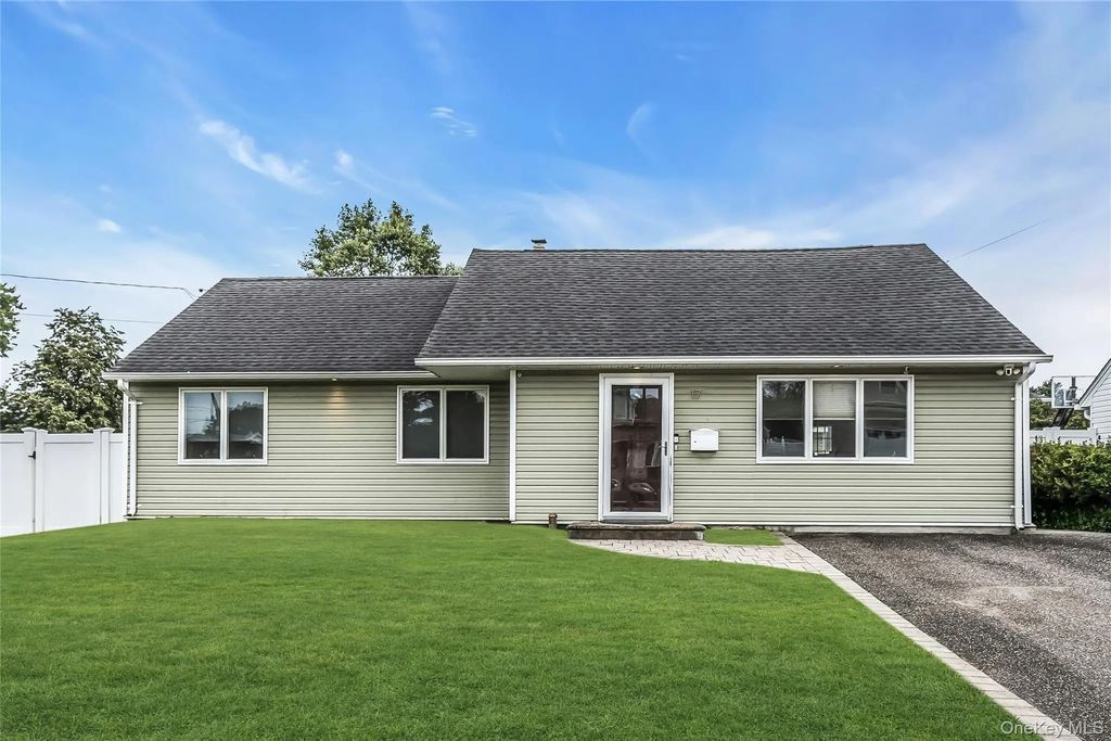 17 Blanche Street, Plainview