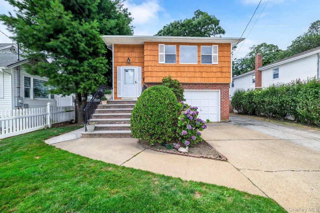 1706 Washington Drive, Merrick