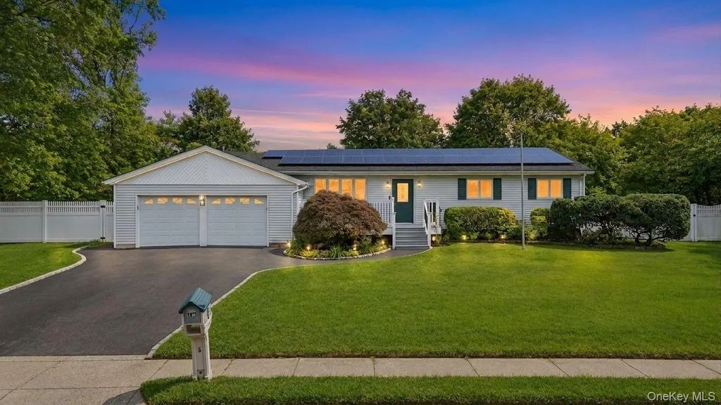 10 Aron Drive, Bohemia