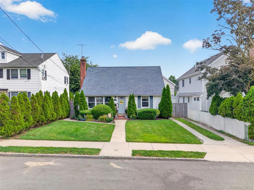 131 Dorset Avenue, Albertson