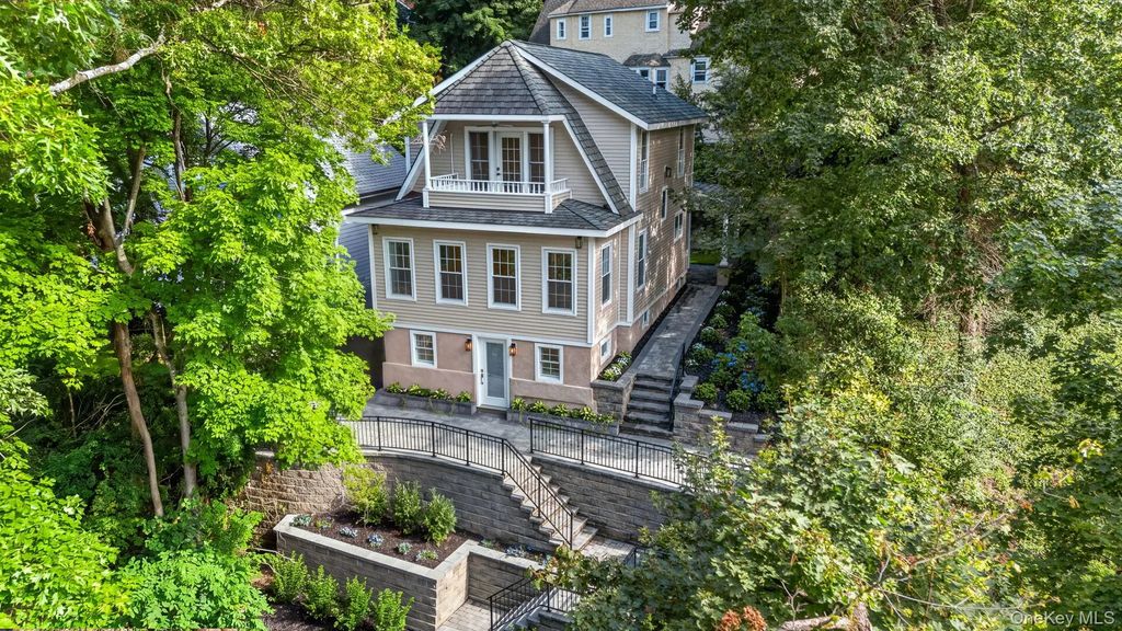 111 Altamont Avenue, Sea Cliff