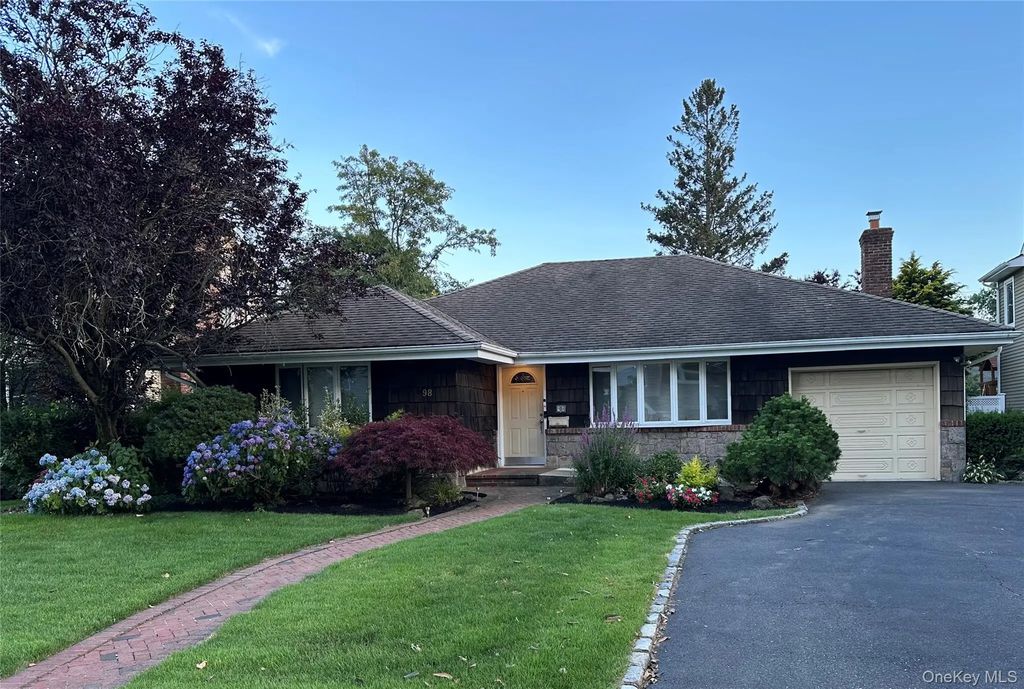 98 Wright Road, Rockville Centre