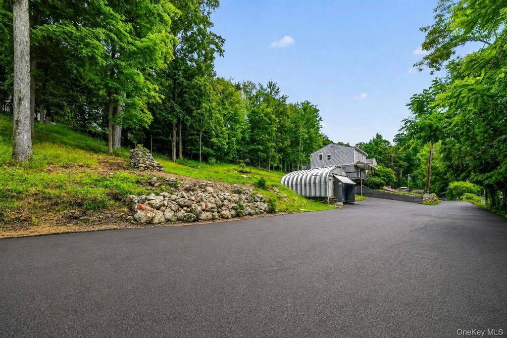 17 Underhill Trail, Monroe