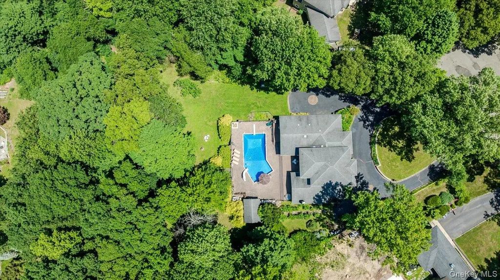 5 Jacquelyn Court, Dix Hills