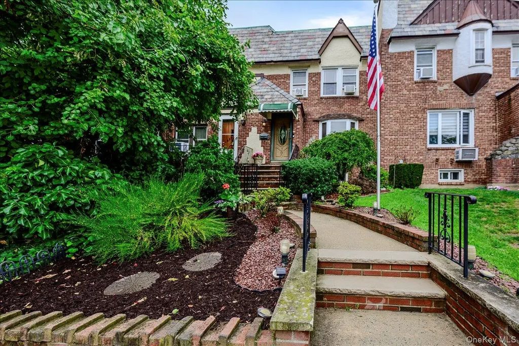 390 Cochran Place, Valley Stream