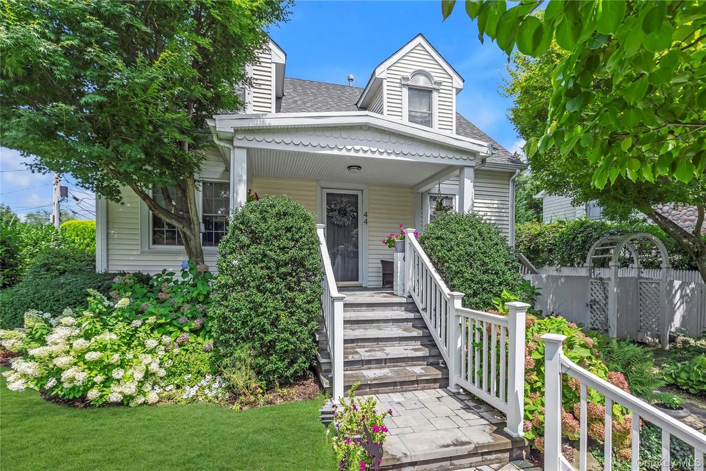 44 Cedar Valley Lane, Huntington
