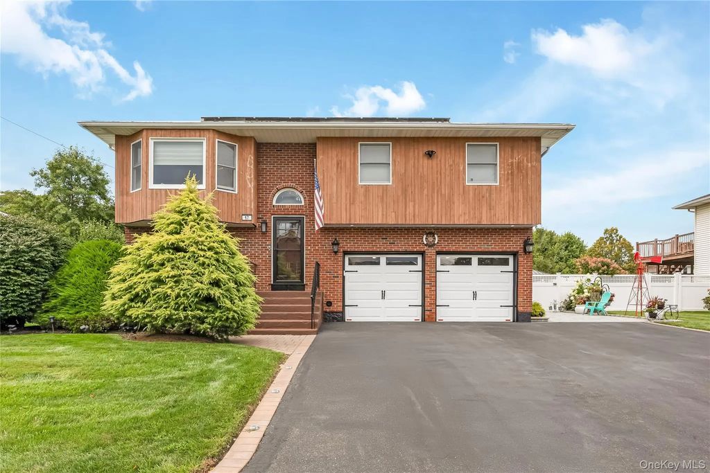 17 E Lincoln Avenue, Massapequa