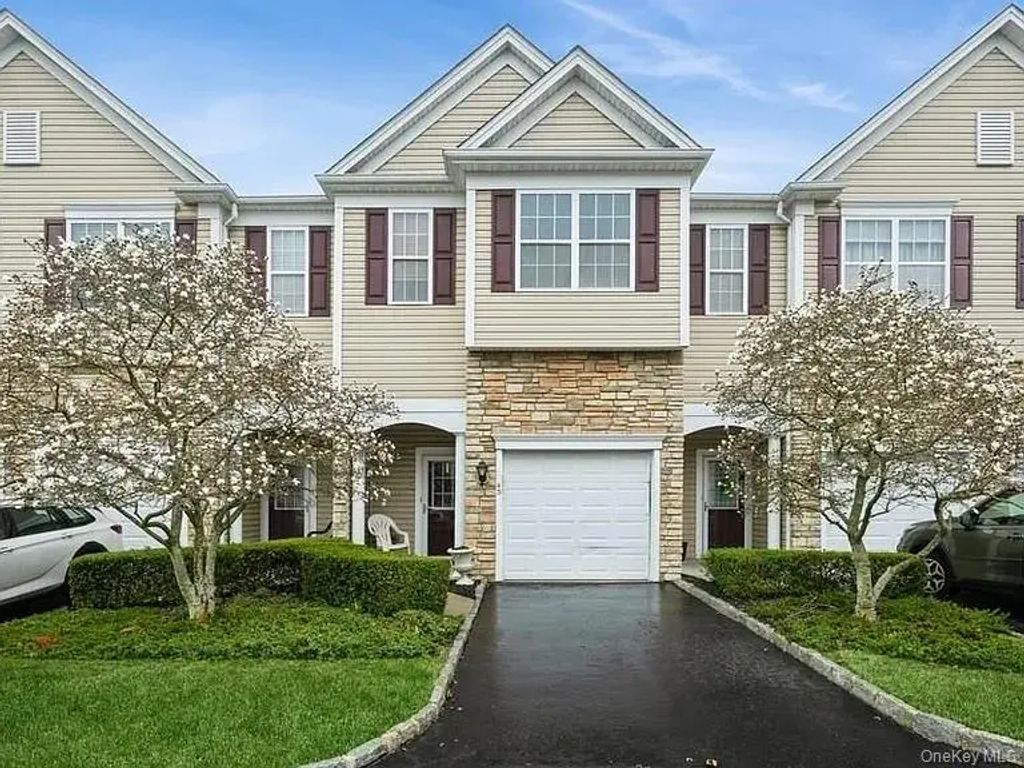 43 Torrey Pine Lane # 82, Bay Shore