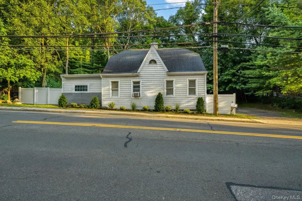 864 Fort Salonga Road, Northport