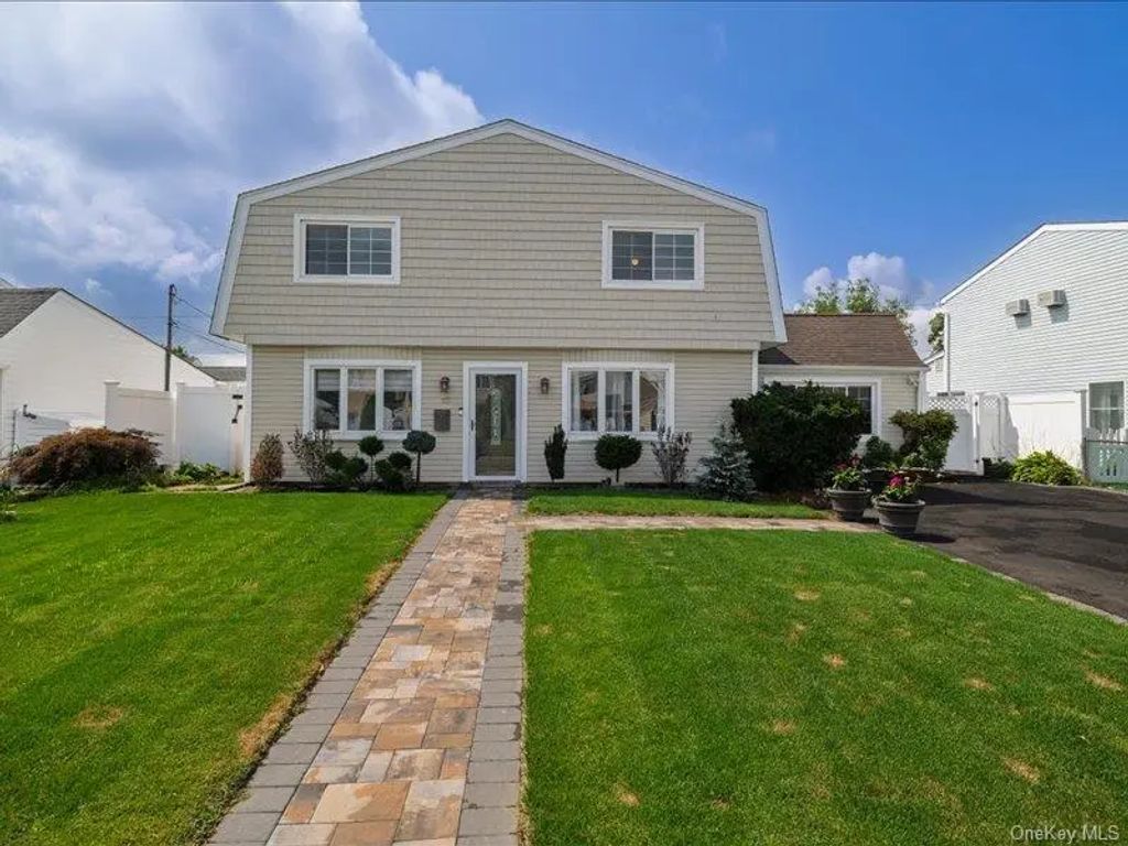 18 Old Farm Road, Levittown