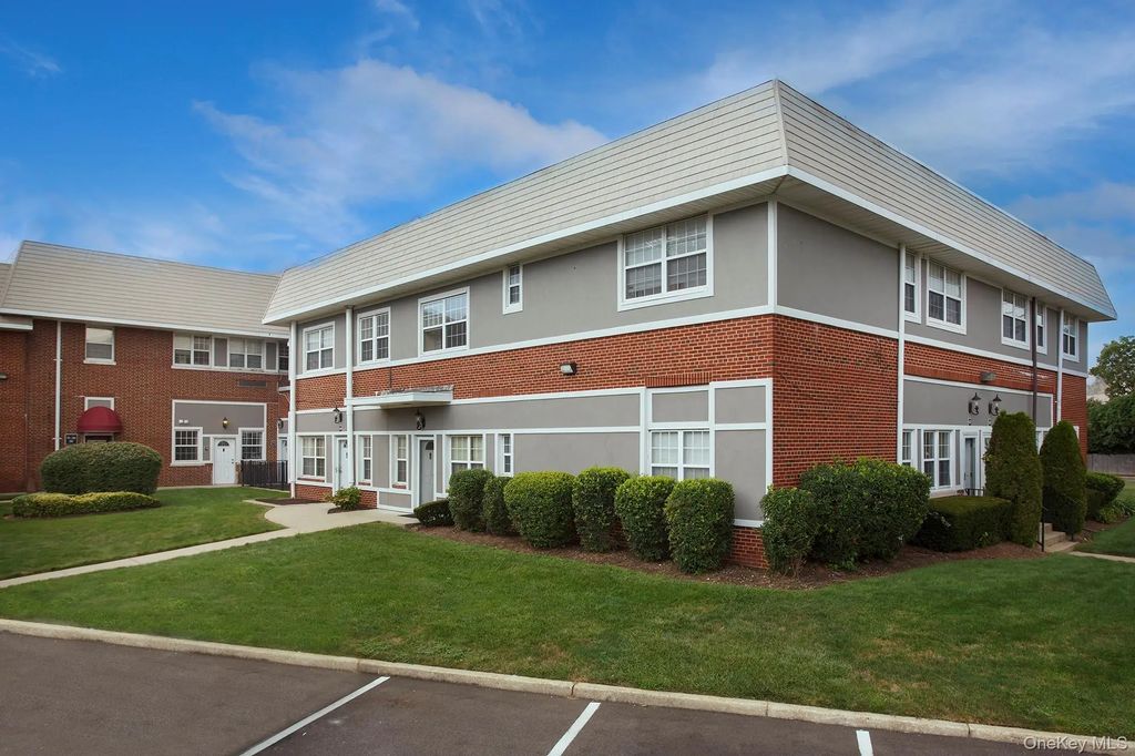 425 Newbridge Road 46, East Meadow
