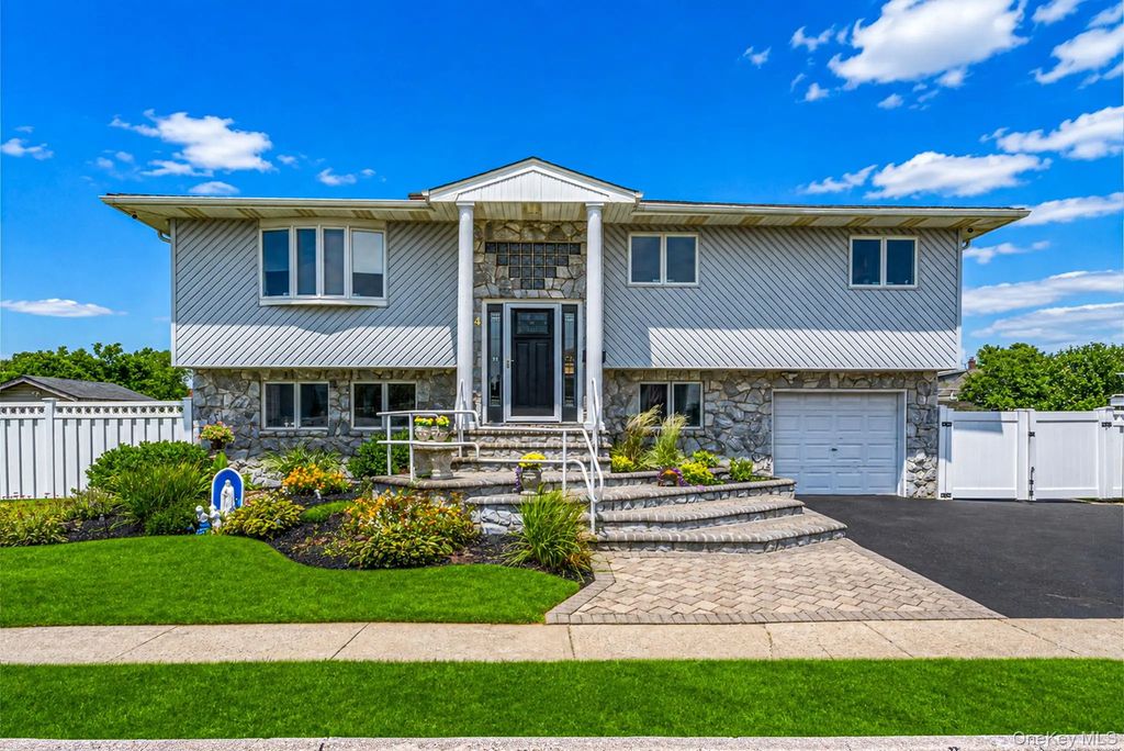 14 Wellbrock Street, Lindenhurst