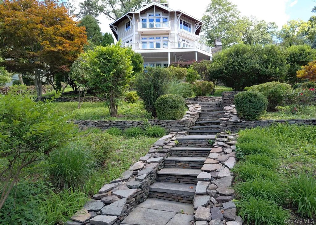 33 Truesdale Lake Drive, South Salem