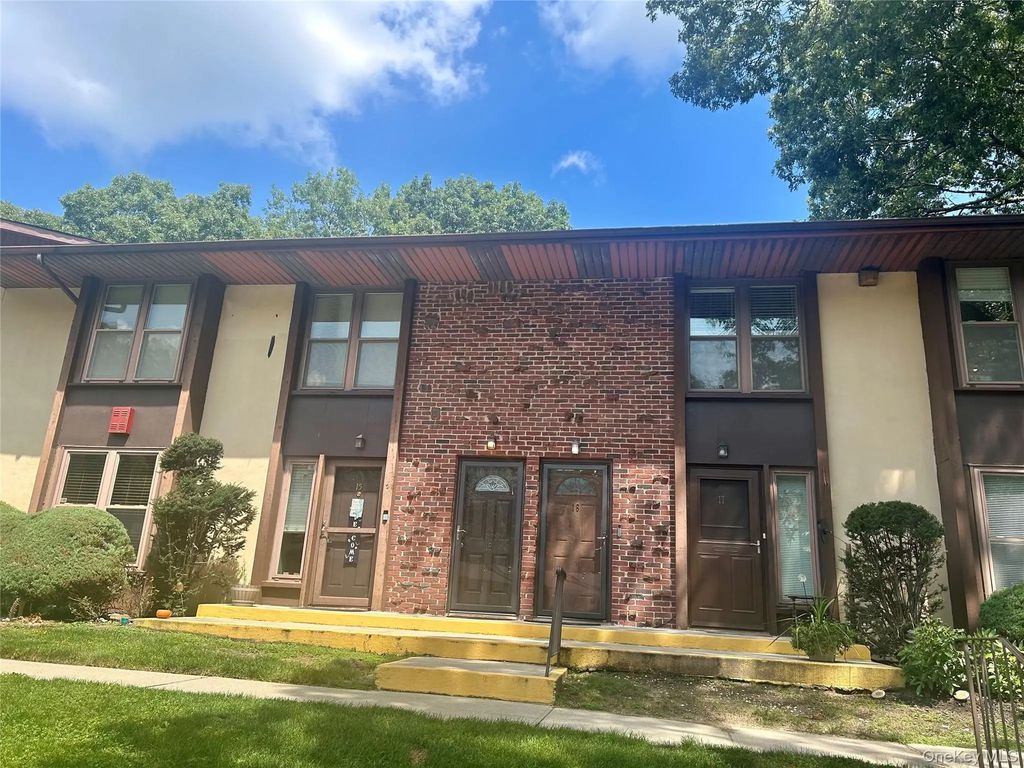 18 Cedar Court # 18, Selden