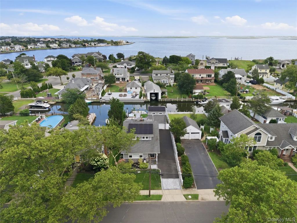 12 S Bay Avenue, Amityville