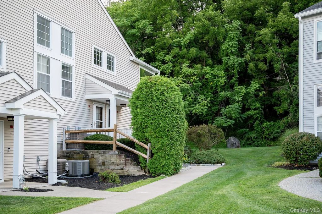 19 The Knolls, Warwick