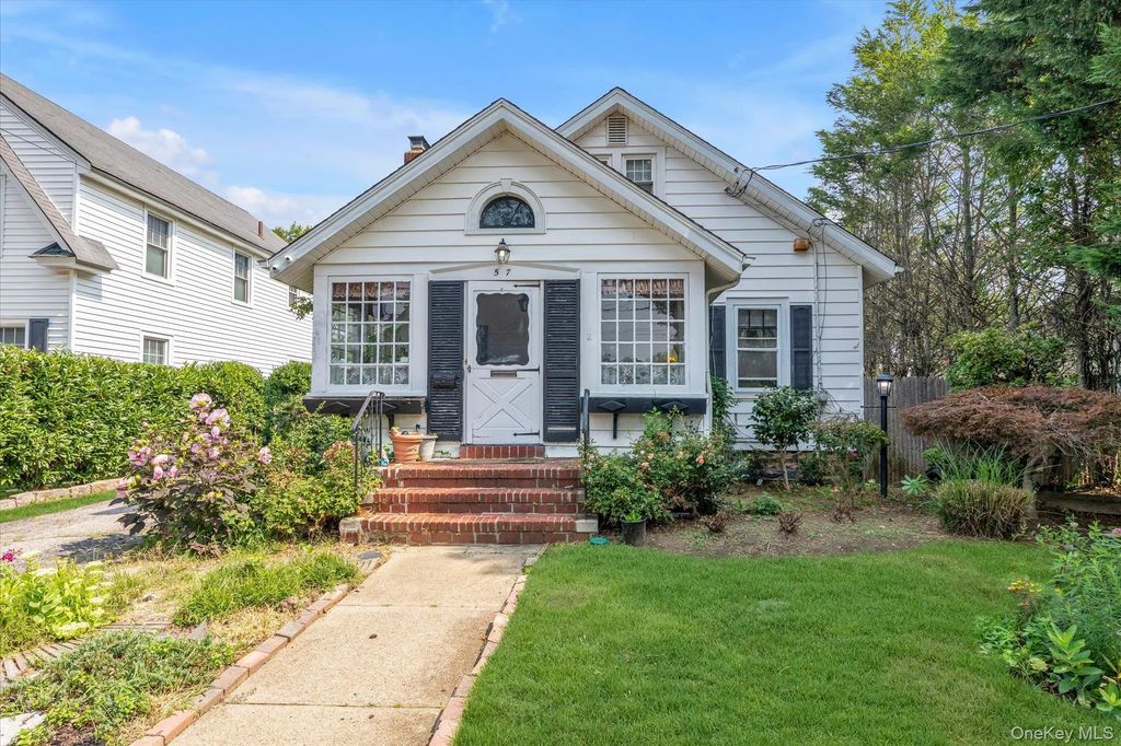 57 Raymond Street, Rockville Centre