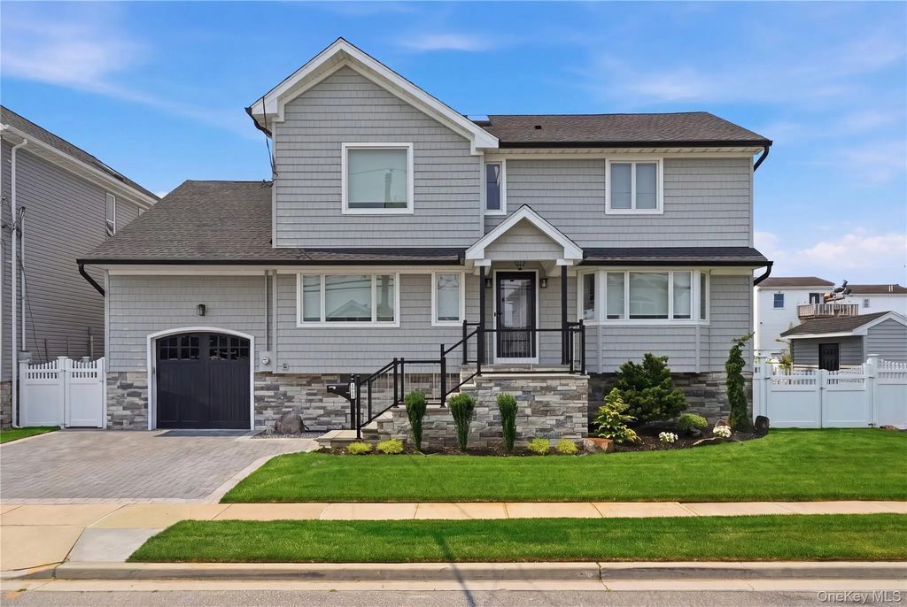 905 S 6th Street, Lindenhurst