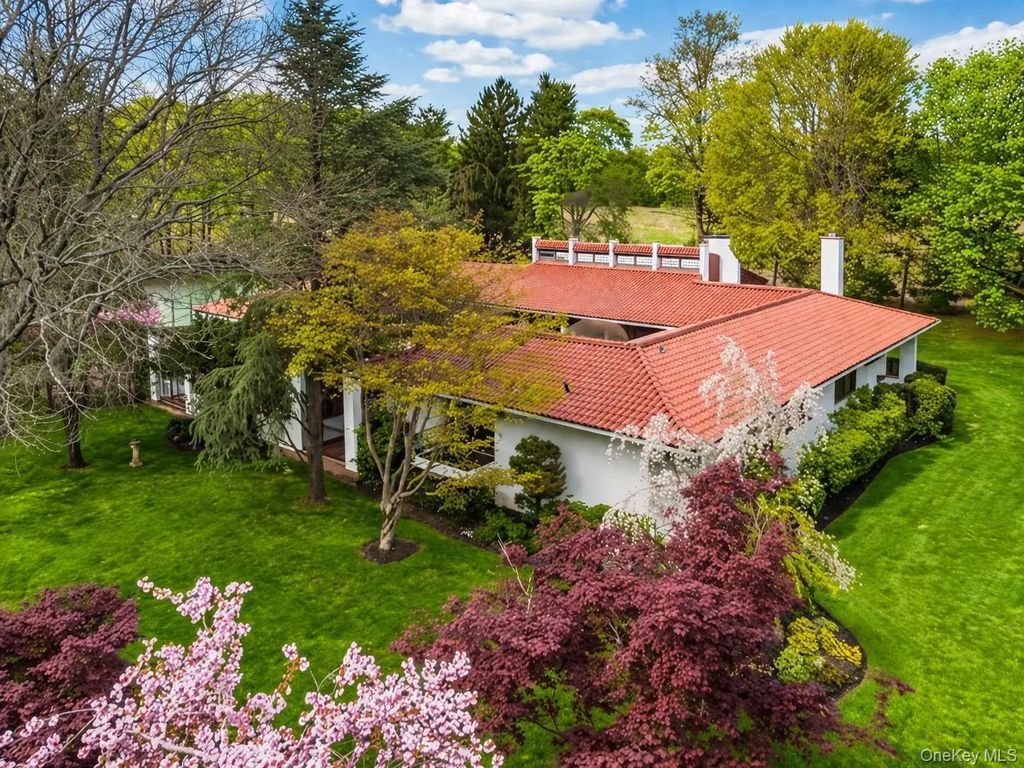 8 Plaka Court, Old Brookville