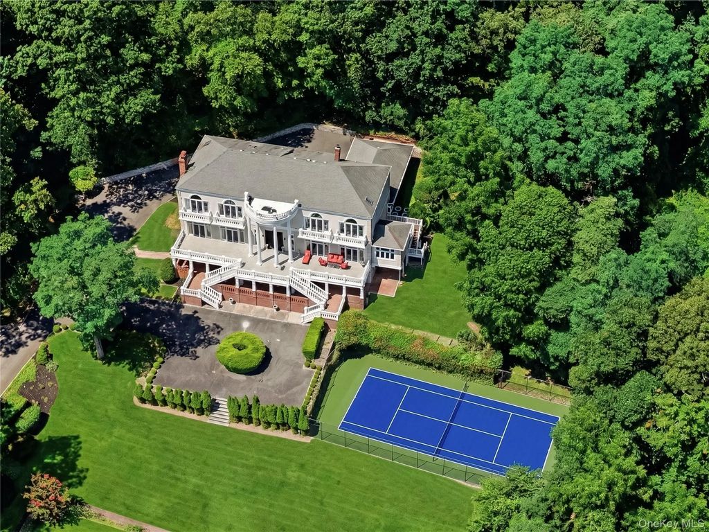 1007 W Shore Road, Mill Neck