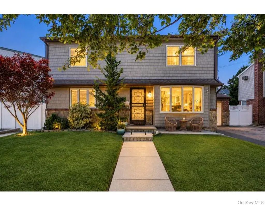 1005 Ferngate Drive, Franklin Square