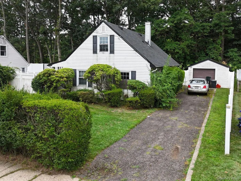 734 Nightingale Road, West Hempstead
