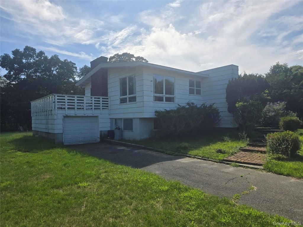 14 Walker Court, East Quogue