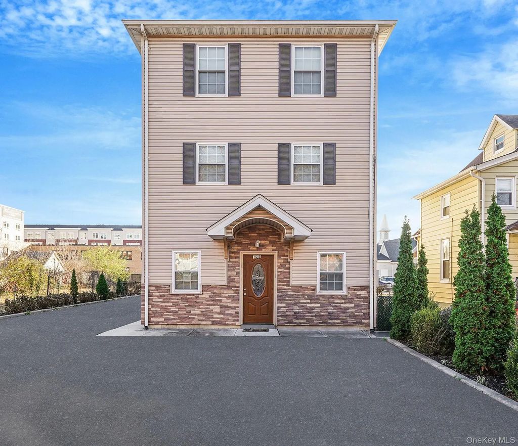 123 Clinton B, Mineola