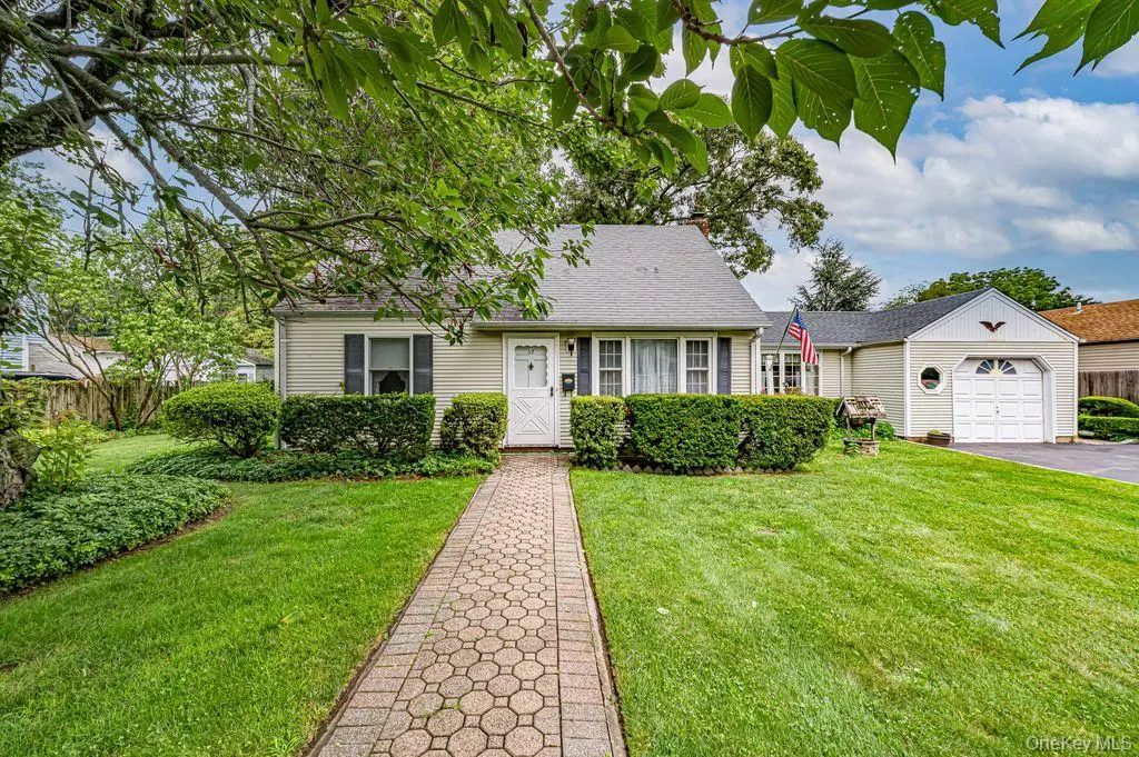 17 Eckert Street, South Huntington