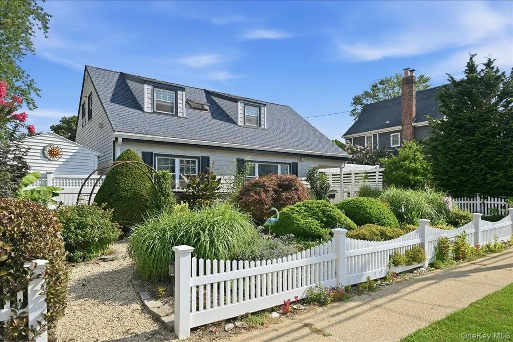 25 Rhode Island Avenue, Massapequa