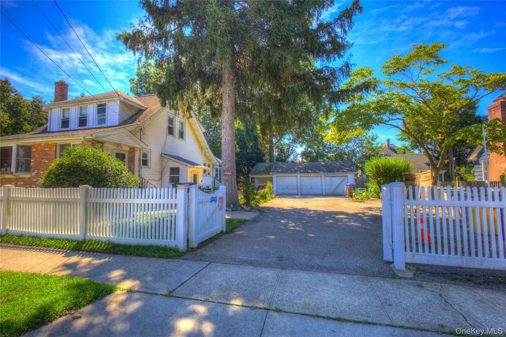 81 Notre Dame Avenue, Hicksville