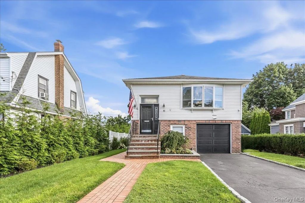 16 Netz Place, Albertson