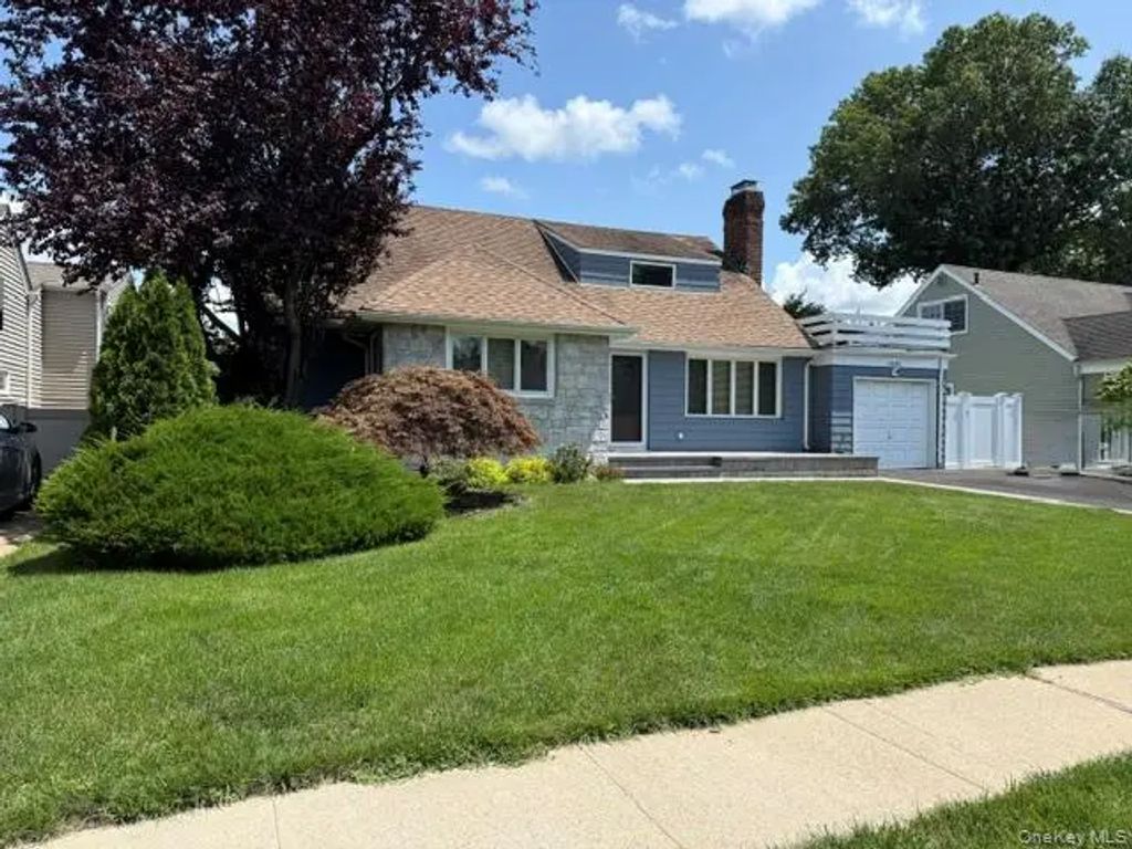 1321 Surrey Lane, Rockville Centre