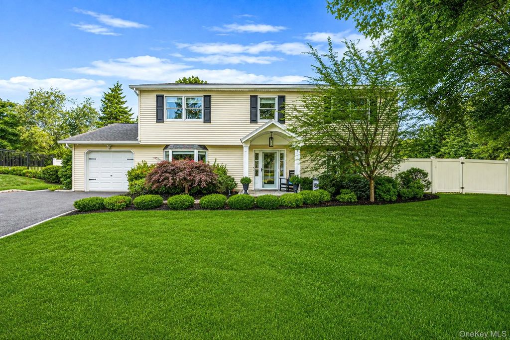 64 Plymouth Avenue, Mount Sinai