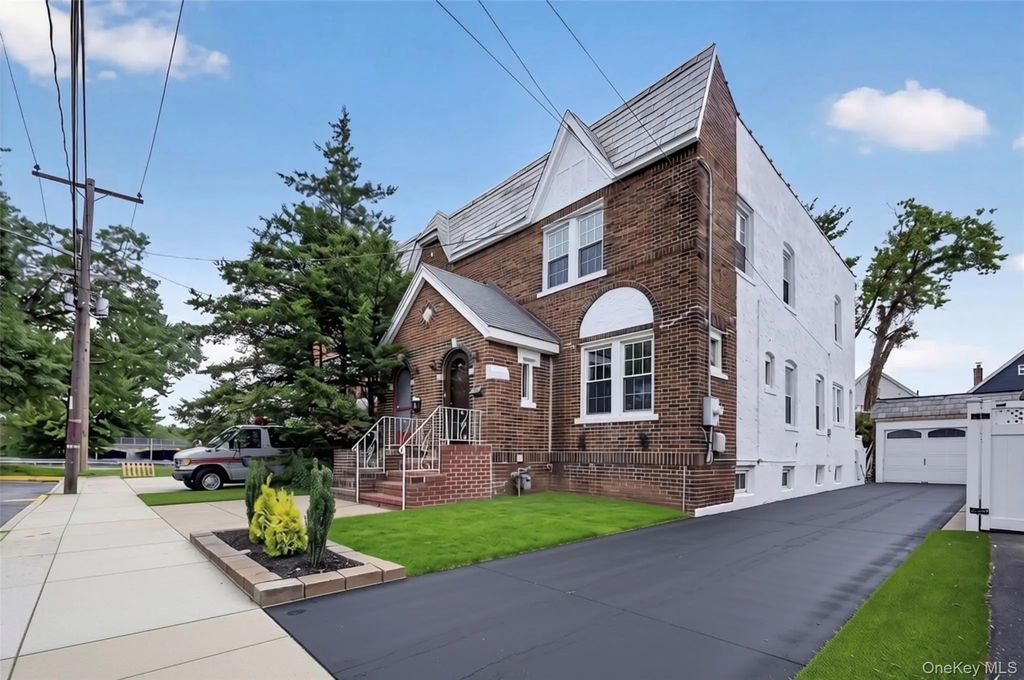 94-45 243rd Street, Floral Park