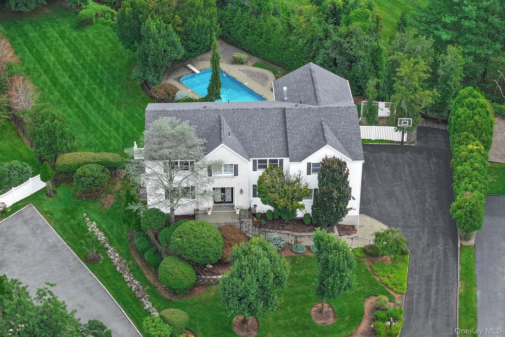 19 Lowell Drive, New City
