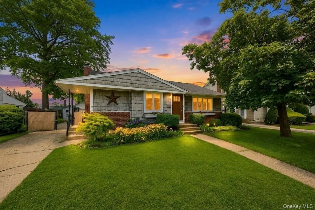 18 Cornell Lane, Hicksville