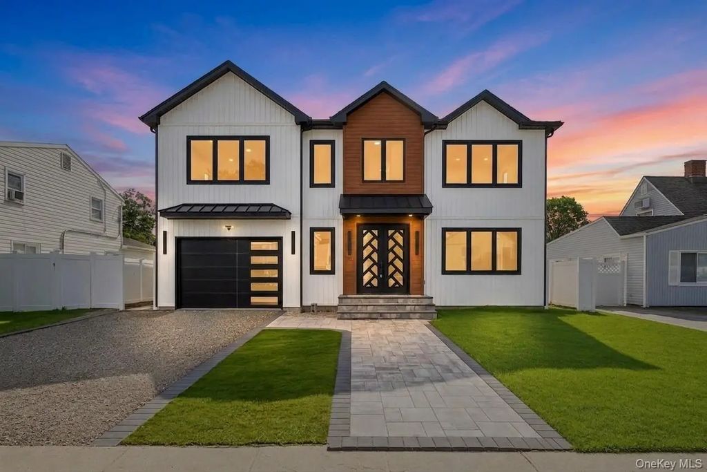 43 W Cabot Lane, Westbury
